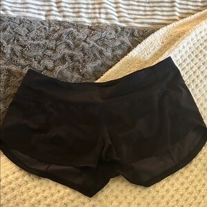 lululemon athletica low rise speed up shorts 2.5” in black camo